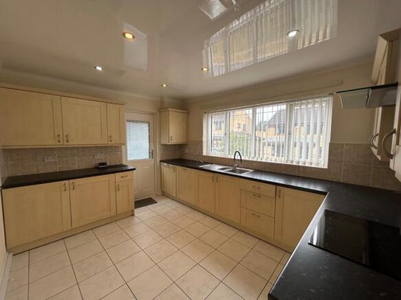 4 bed Detached to rent Image 6