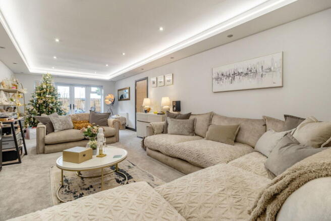 4 bed Detached for sale Image 6