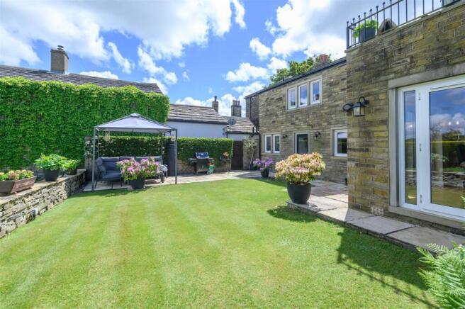 4 bed Detached for sale Image 2