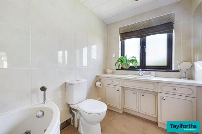 4 bed Detached for sale Image 9