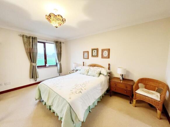 Bedroom 1 pic 1.jpg