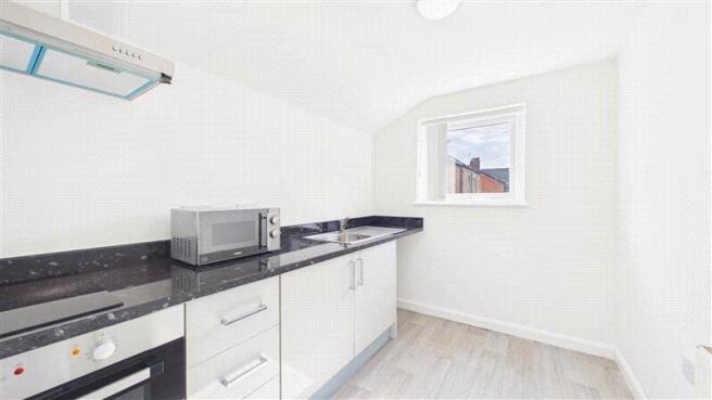 4 bed House to rent Image 4
