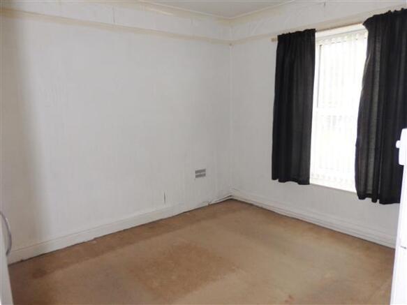 FRONT BEDROOM 2 :