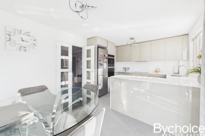 CAM05454G0-PR0102-STILL010