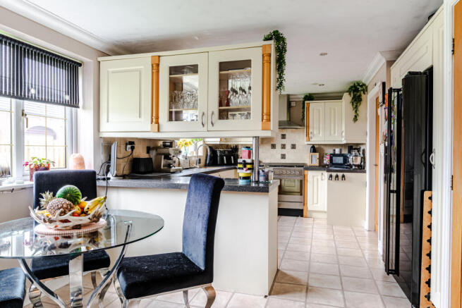5 bed Detached for sale Image 10
