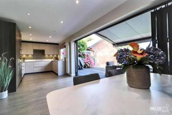 KITCHEN/DINING ROOM