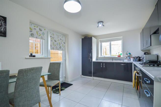 4 bed House for sale Image 4