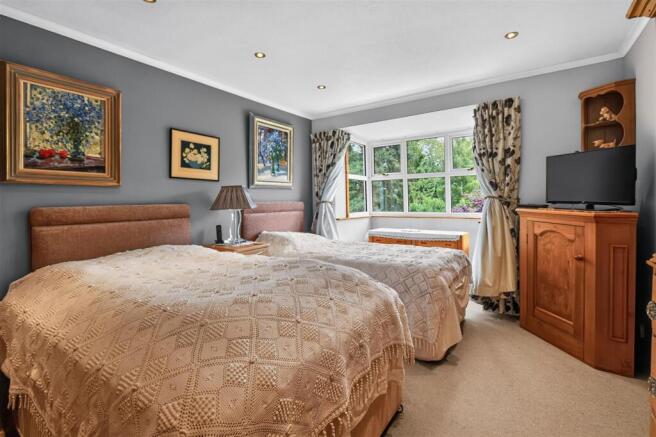 5 bed Detached for sale Image 6
