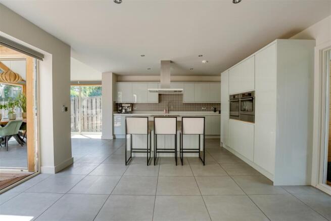4 bed Detached for sale Image 7