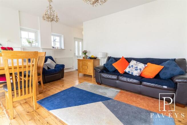 FAMILY & DINING ROOM