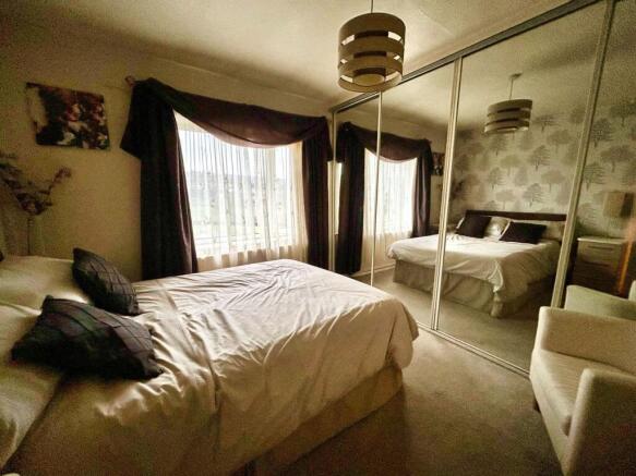 4 bed Semi-Detached for sale Image 9