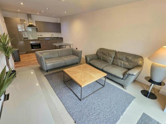 98 Honduras Wharf kitchen diner.jpg