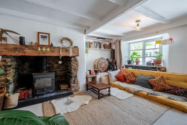 Holly 26 Sitting Room..jpg