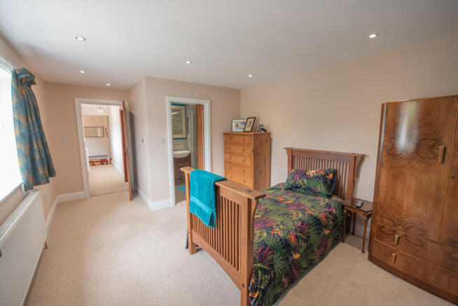 4 bed Detached for sale Image 11