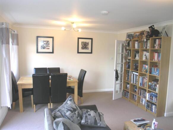 LOUNGE/DINING ROOM