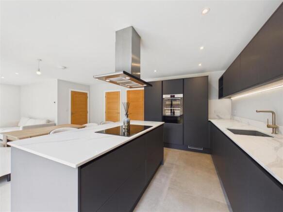 4 bed Detached for sale Image 4