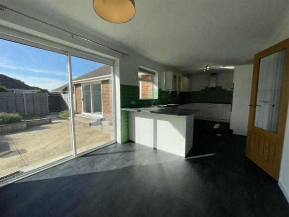 LARGE KITCHEN DINER