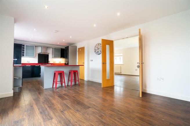 5 bed Detached to rent Image 6