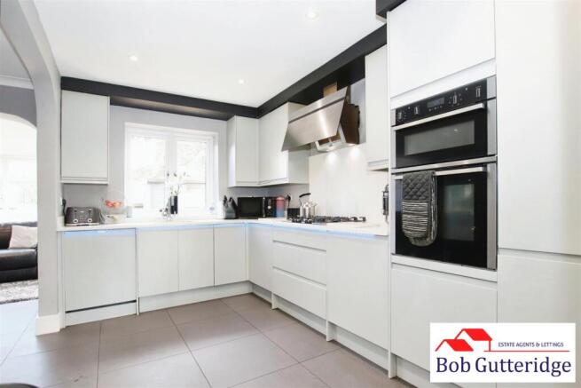 "L" SHAPED FITTED KITCHEN / DINING ROOM