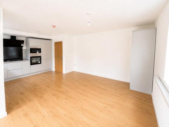 5 bed Semi-Detached for sale Image 5