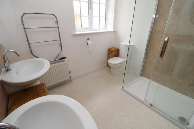 EN-SUITE SHOWER ROOM