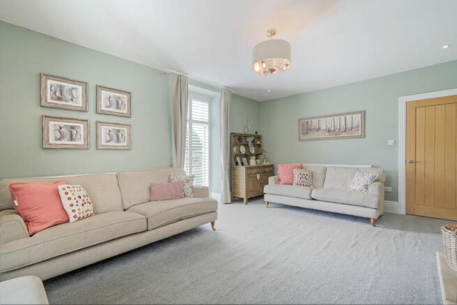 5 bed Detached for sale Image 3