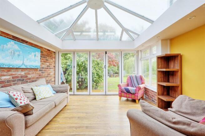IMG_7074_5_6_easyHDR-interior3.jpg