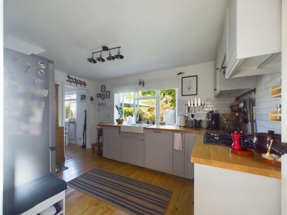 Clarence Way, Calcot, Reading, RG31 photo 4