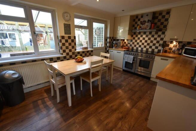 KITCHEN/DINING ROOM