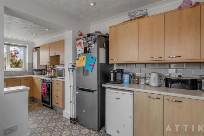 10 Queens Drive, Halesworth IP19 8DN (1).jpg