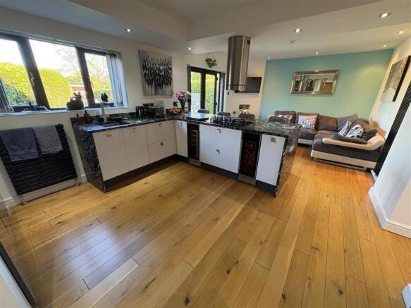 4 bed Detached for sale Image 8