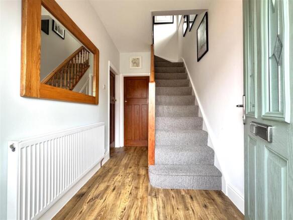 Inviting Entrance Hall 059