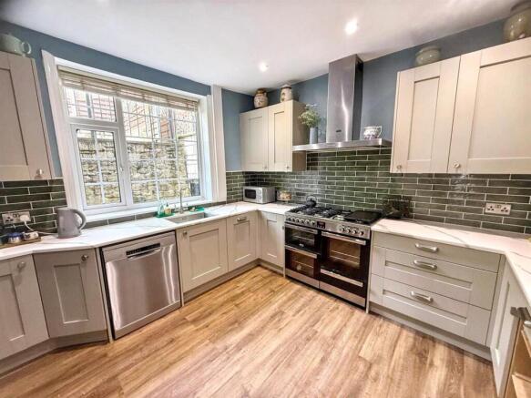 4 bed Semi-Detached for sale Image 7