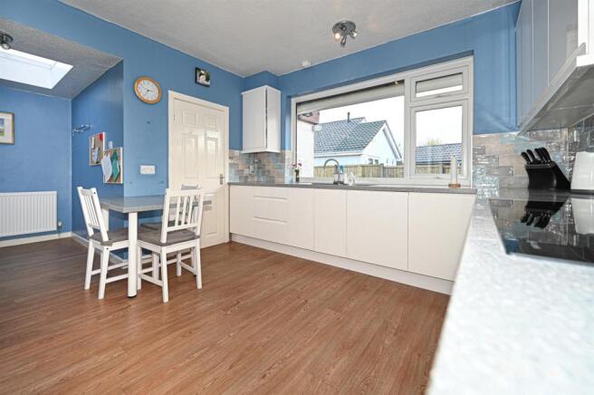 L SHAPED KITCHEN/DINER