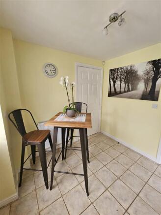 4 bed Detached for sale Image 9