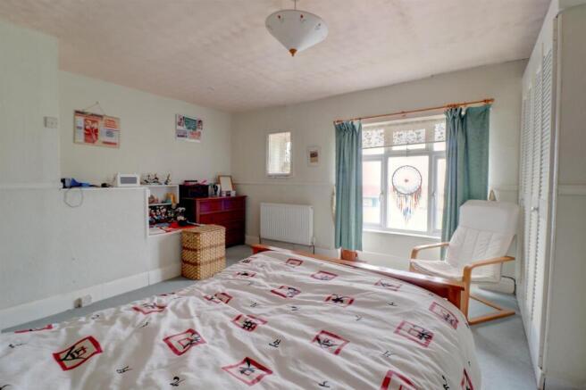 Bedroom 1 .3.jpg