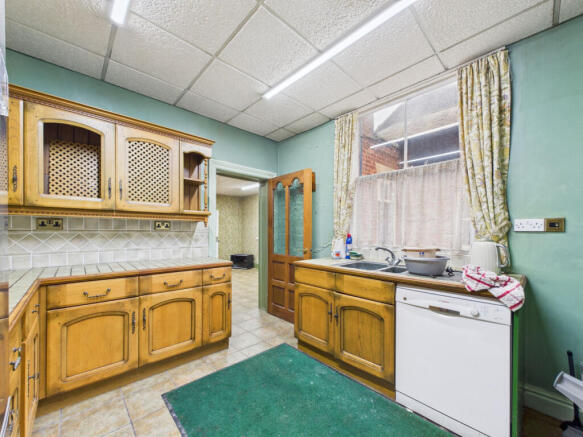 6 bed Detached for sale Image 9