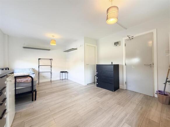 8 bed Detached to rent Image 10