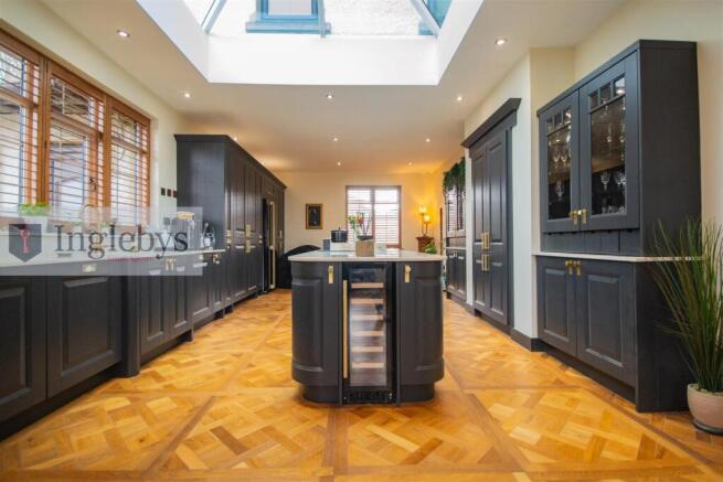 6 bed Detached for sale Image 6