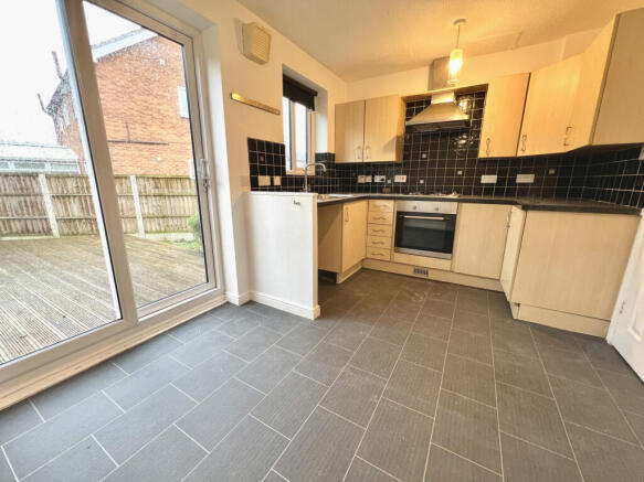 2 bed Semi-Detached to rent Image 5
