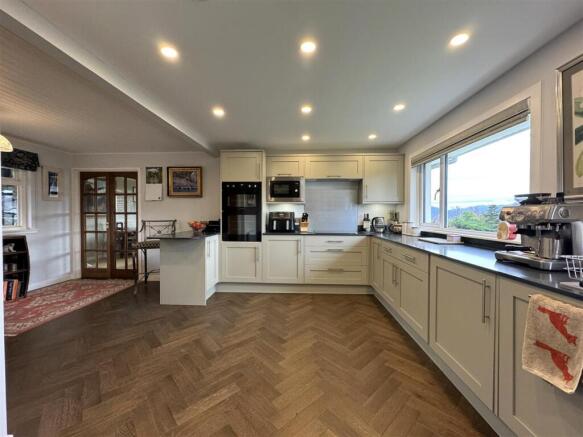 KITCHEN 4.JPG
