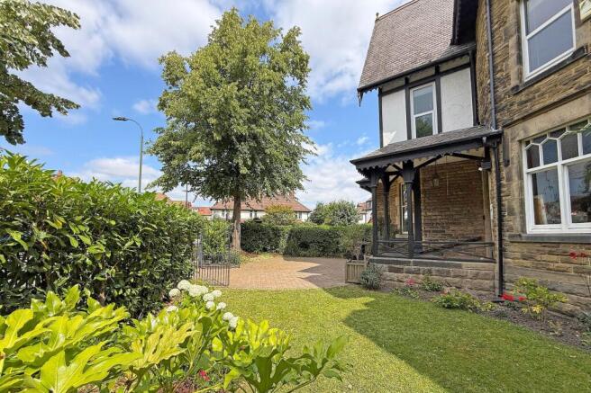 6 bed House for sale Image 10