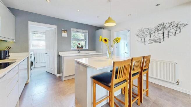 5 bed Detached for sale Image 6