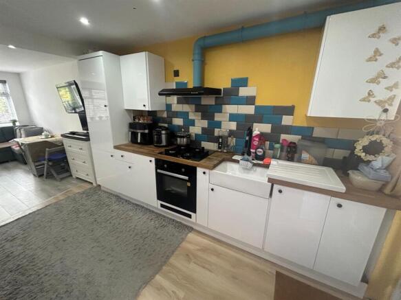 Kitchen 2.jpg