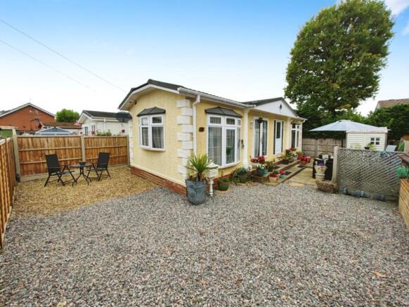 2-bed caravan on Ascot Park, Blythewood Lane, Ascot, £165,000