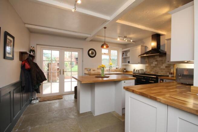 FITTED KITCHEN