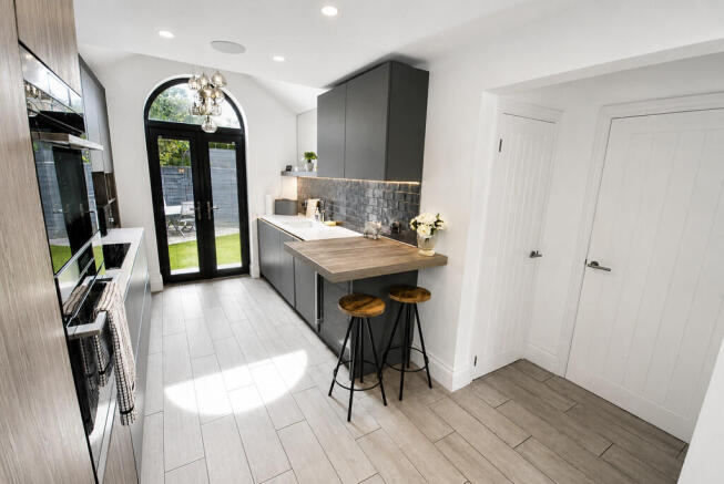 5 bed Detached for sale Image 7