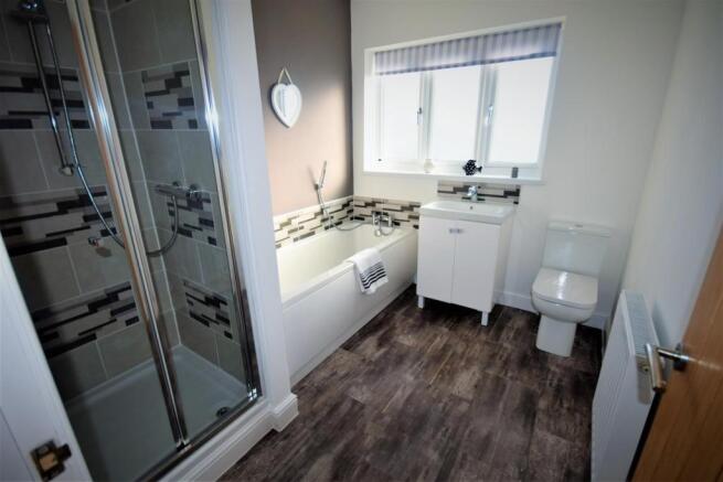 10 Wynnstay Lane Main Bathroom.JPG