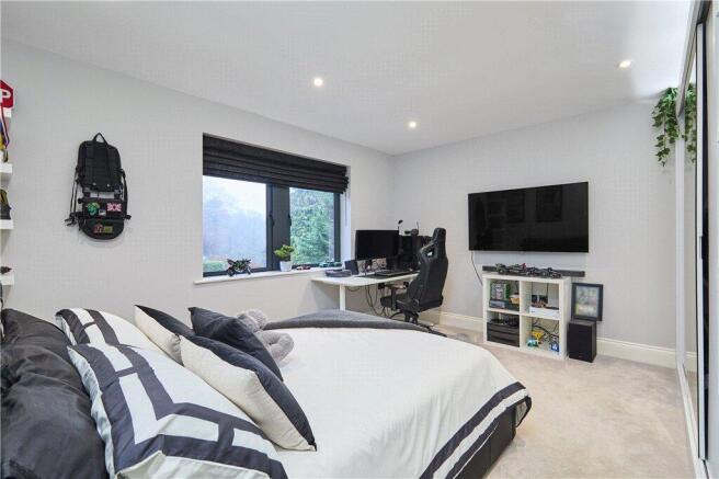 5 bed Detached for sale Image 9
