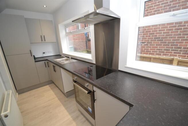 2 bed Terraced to rent Image 5